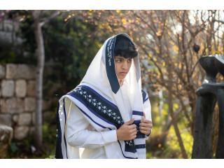 Finding Bar Mitzvah Tallit has never been this easy. Explore!