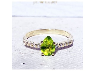 Accessorize with Elegance Using an Emerald Gold Ring -