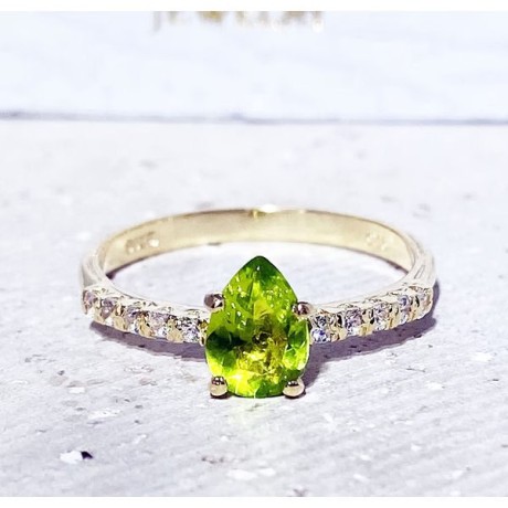 accessorize-with-elegance-using-an-emerald-gold-ring-big-0